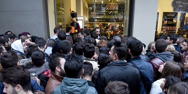Gužve za Crni petak, ljudi čekaju u redu da uđu u prodavnicu