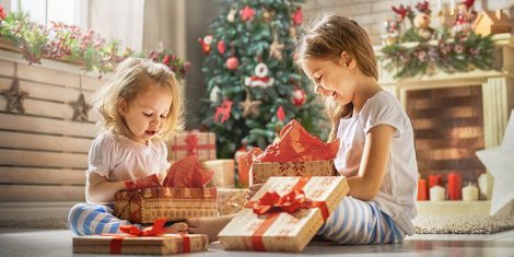 Deca pored jelke otvaraju novogodišnje poklone