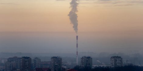 Dim iz dimnjaka toplane u Beogradu i grad u izmaglici