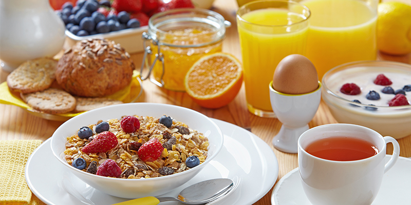 Na stolu postavljen doručak sa različitim zdravim i nutritivno bogatim namirnicama
