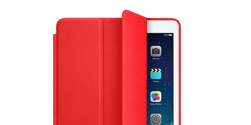 Crveni iPad Smart Case savijen tako da se vidi deo iPad-a