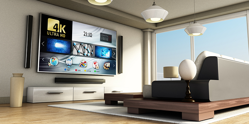 4K UHD televizor postavljen na zid jedne moderne dnevne sobe