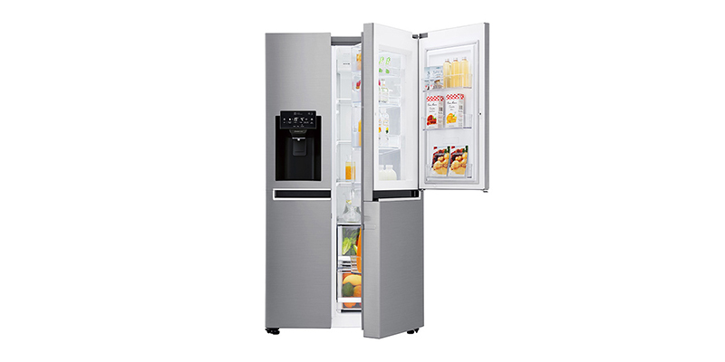 LG side by side frižider sive boje sa otvorenim vratima na kojima se nalaze namirnice