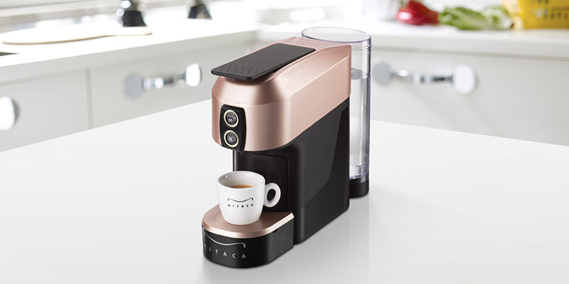 Mitaca aparat za espresso crno roze boje.