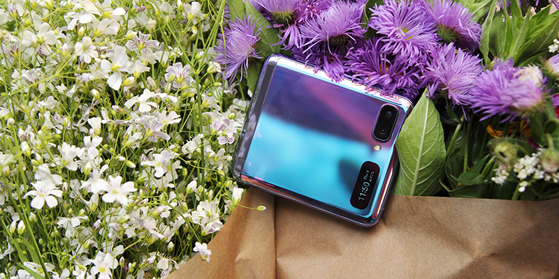 Sklopivi Samsung Z Flip sa buketom cveća
