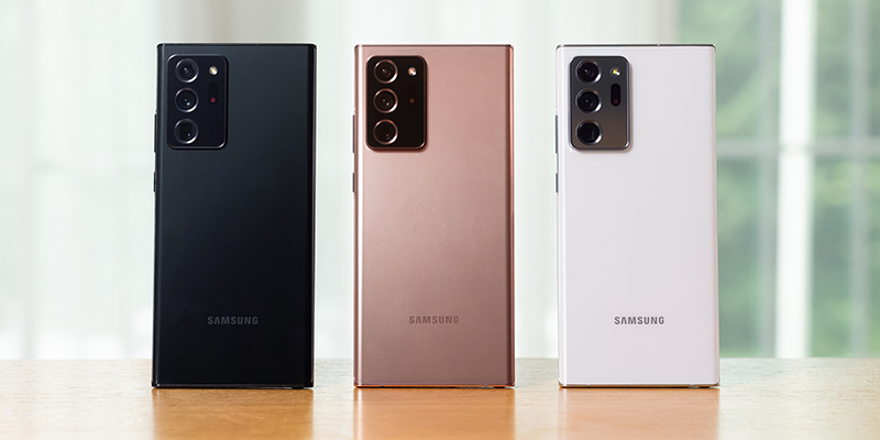 Zadnja strana Samsung Galaxy Note20 Ultra telefona u mistično crnoj, bronzanoj i beloj boji