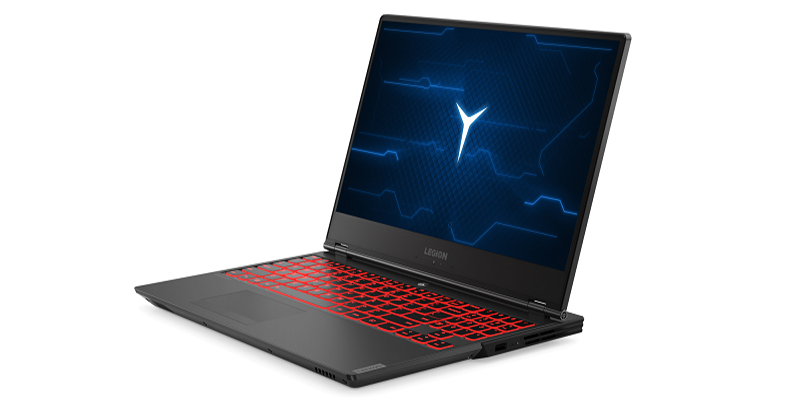 Lenovo laptop crne boje sa crvenim osvetljenjem na tastaturi