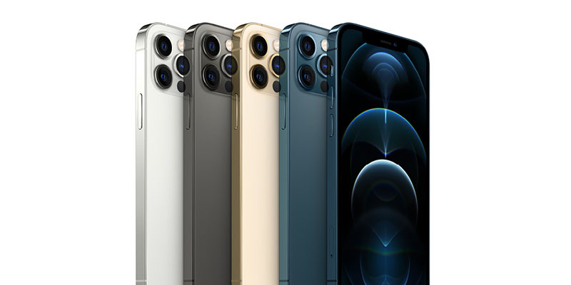 Telefoni iz iPhone 12 serije u pet boja složeni jedan pored drugog na beloj pozadini