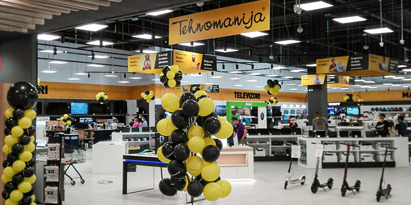 Enterijer jedne od radnji Tehnomanije ukrašene za Crni petak sa crno-žutim balonima