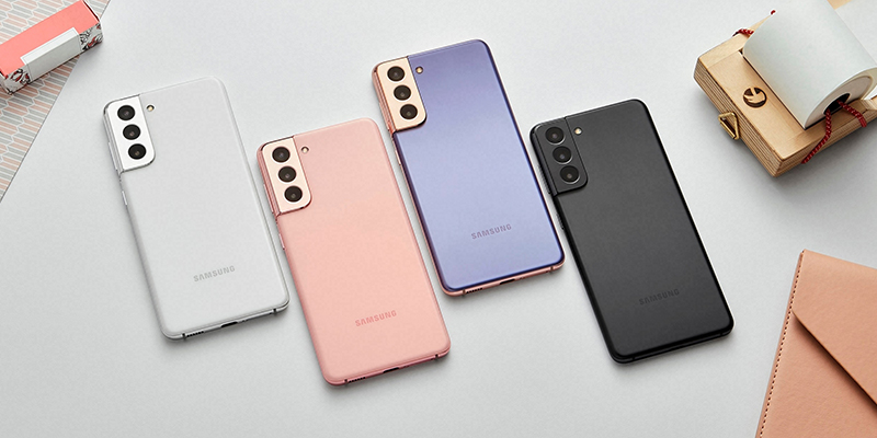 Samsung Galaxy S21 telefoni u četiri boje položeni na stolu