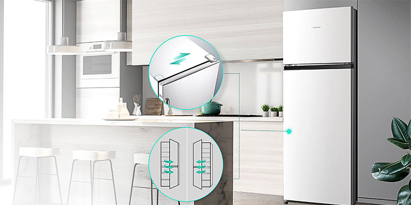 Kombinovani Hisense frižider RT267D4AWF nalazi se u modernoj kuhinji sa belim kuhinjskim elementima. Ima mogućnost otvaranja vrata sa obe strane