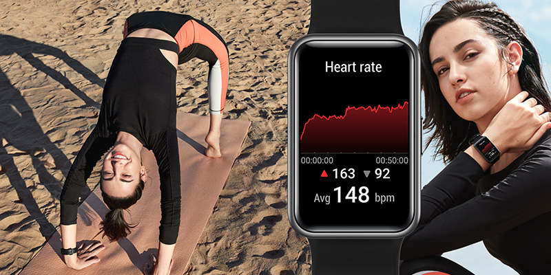 Crnokosa devojka trenira na plaži u fitnes opremi. Na ruci nosi pametni sat koji joj pomaže u praćenju postignutih rezulatata kao i o broju otkucaja srca i pritisku