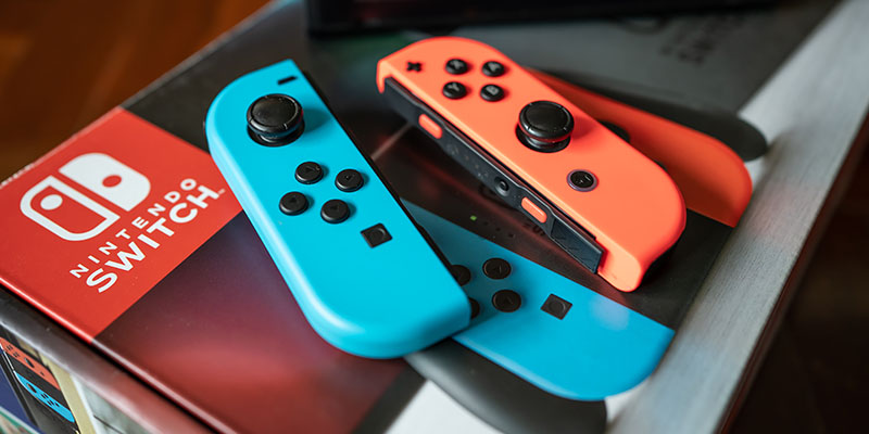 Kutija sa Nintendo Switch konzolom plavo narandžaste boje