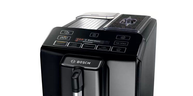 Bosch aparat za kafu sa prikazanim displejo i opcijama za podešavanje