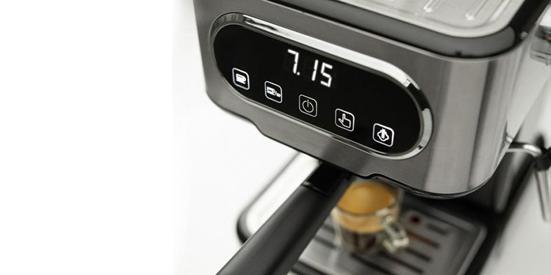 Espresso aparat Gorenje koji upravo sprema kafu