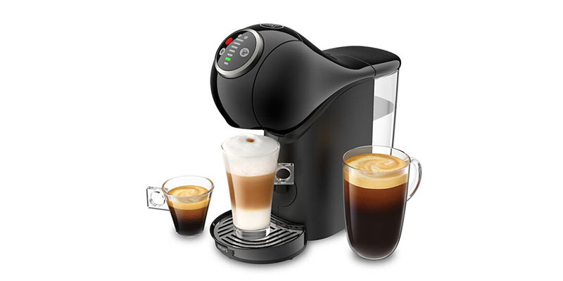 Dolce Gusto aparat za kafu u crnoj boji, sa tri različite pripremljene kafe pored njega