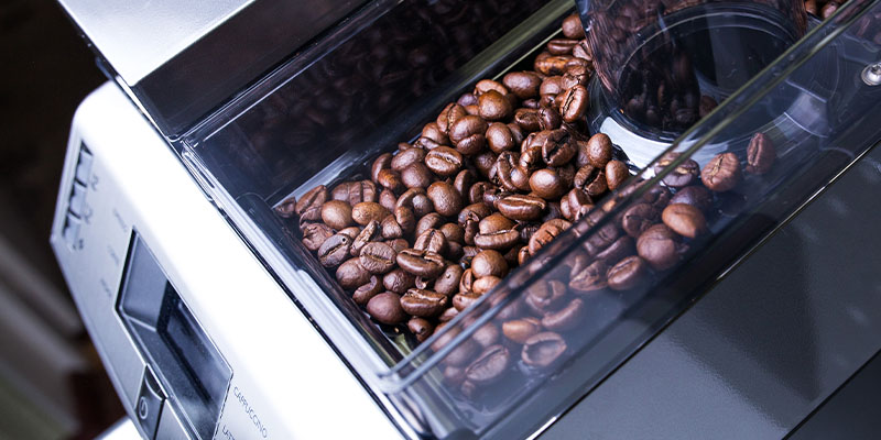 Kafa u zrnu u aparatu za kafu sa mlinom
