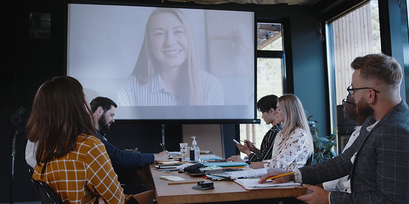 Održavanje video konferencije u firmi