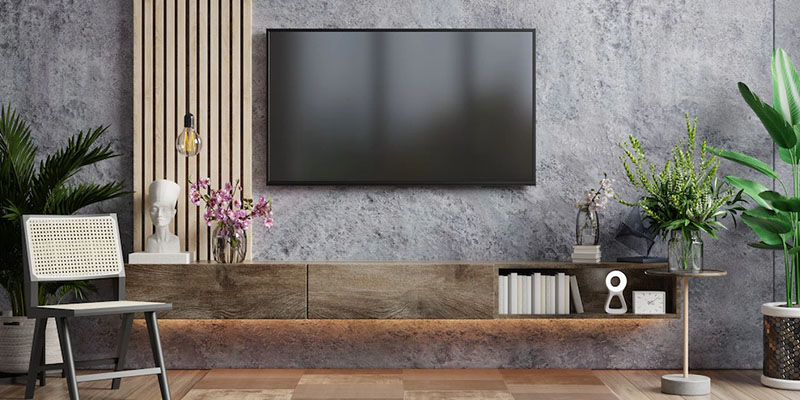 Veliki TV okačen na zid sive boje