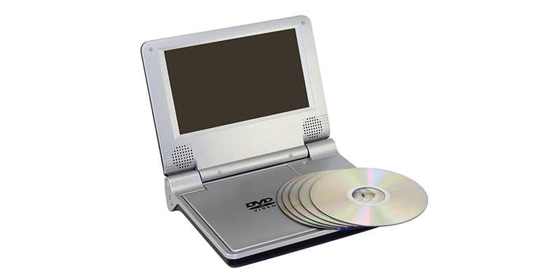 Portable DVD plejer na beloj pozadini, fotografisan sa strane