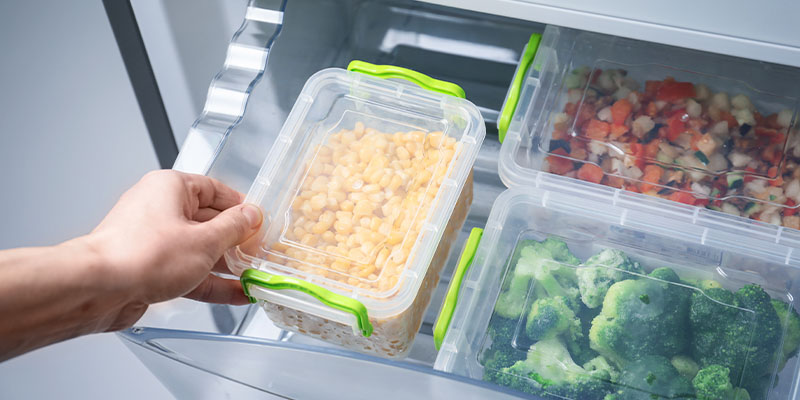Zamrznute namirnice spakovane u zamrzivački deo kombinovanog frižidera