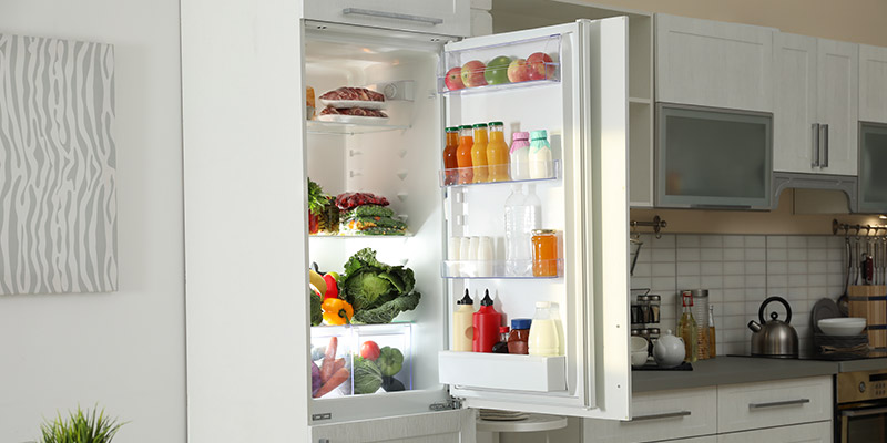 Kombinovani frižider sa zamrzivačem dole, otvorenih vrata u kuhinji