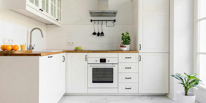 Ugradni kombinovani frižider idealno uklopljen u kuhinju bele boje