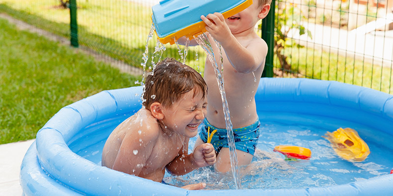 Deca uživaju u kupanju u malom, dečijem bazenu