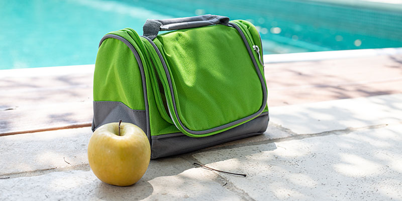 Zeleno-siva rashladna torba pored bazena