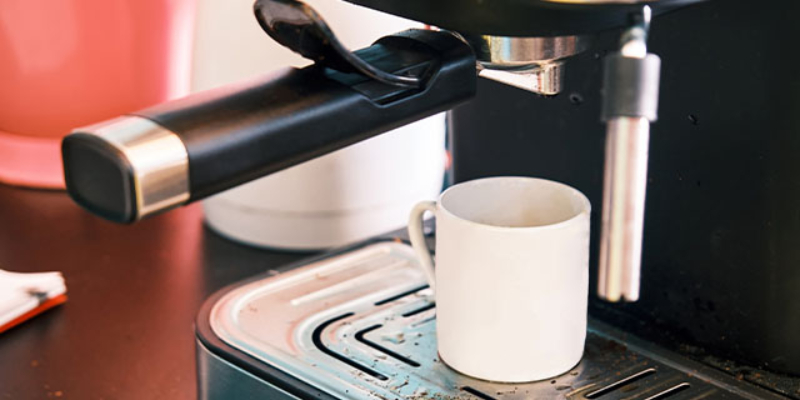 Čišćenje prljave podloge kafe aparata