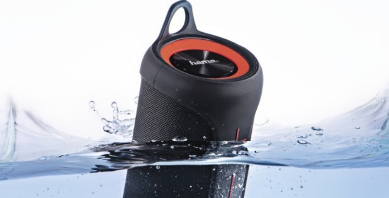 Crni Bluetooth zvučnik uronjen u vodu