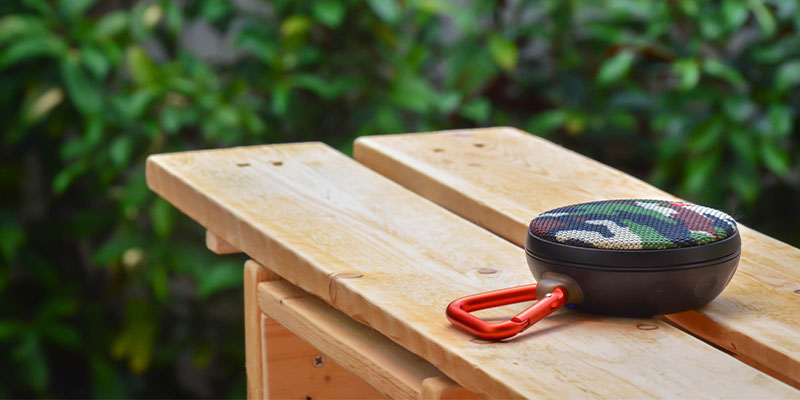 Šareni Bluetooth zvučnik na drvenom stočiću