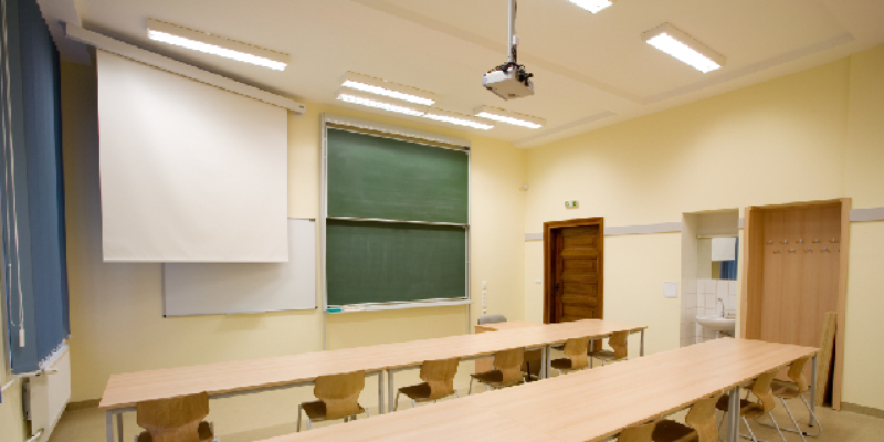 U učionici se nalazi projektor na plafonu i projektorsko platno na izvlačenje