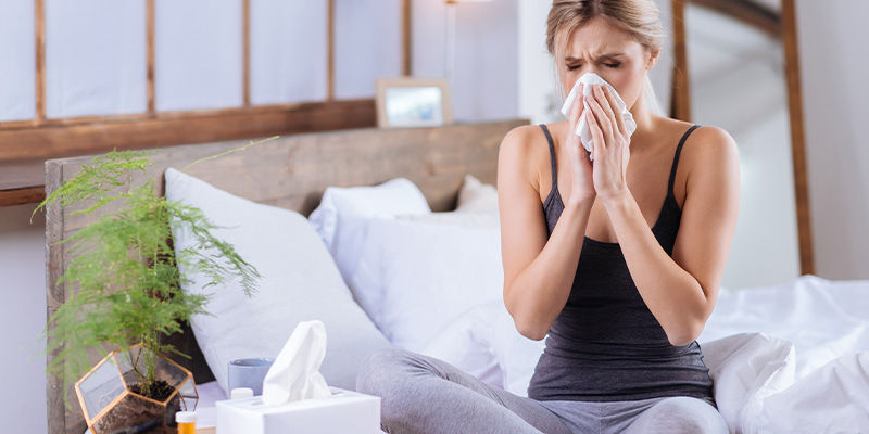 Devojka sa alergijom briše nos maramicom