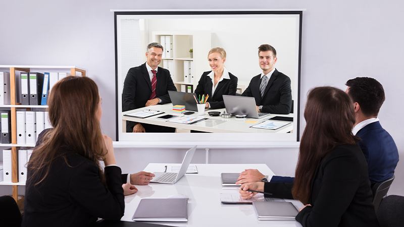 Kolege putem video konferencije drže sastanak