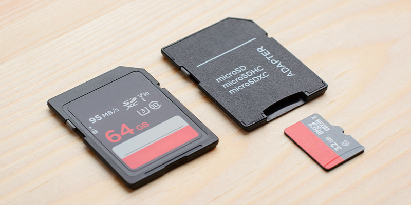 Adapter za memorijsku karticu i memorijska kartica na svetloj pozadini